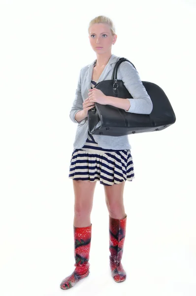 Mujer joven adulta con bolsa de carretera — Foto de Stock