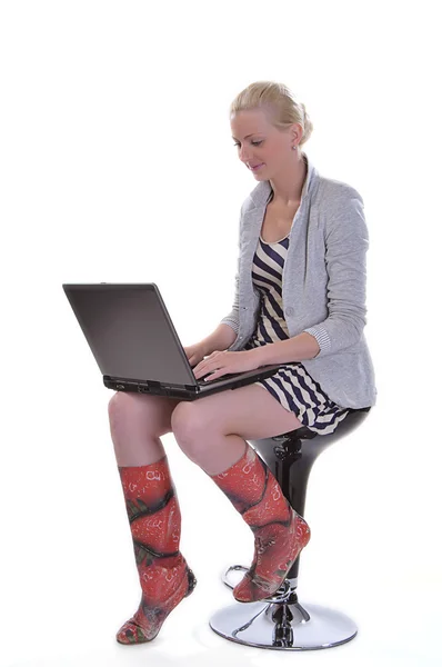 Kobieta z laptopa na białym tle — Zdjęcie stockowe