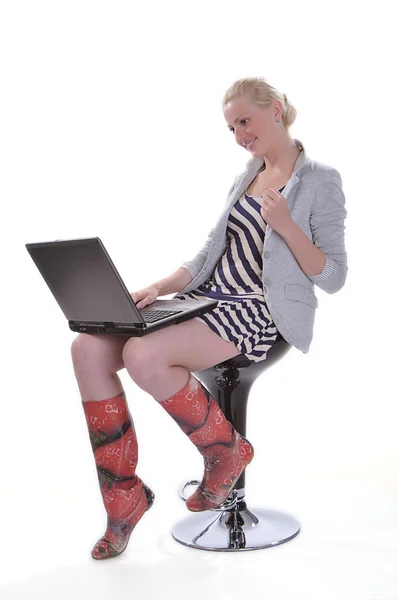 Kobieta z laptopa na białym tle — Zdjęcie stockowe