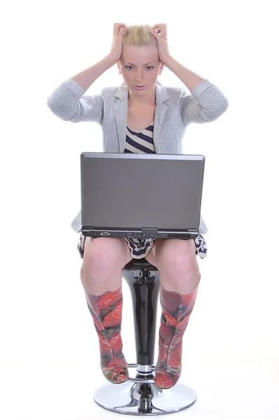 ノート パソコンと、頭のための手に棒を持つ女性 — ストック写真