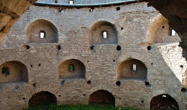 Gamla medeltida mur med kryphål — Stockfoto