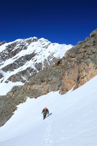 Одинокий альпинист — стоковое фото