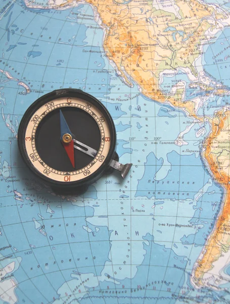 Kompas i mapę — Zdjęcie stockowe