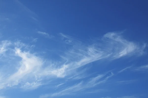 Mavi gökyüzü ve ince bulutlar xxl — Stok fotoğraf