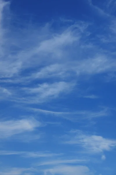 Mavi gökyüzü ve ince bulutlar xxl — Stok fotoğraf