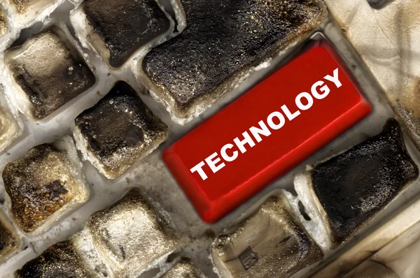 Verbrannte Tastatur mit roter Taste — Stockfoto