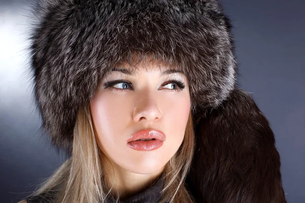 Vrouw in winter bont hoed — Stockfoto