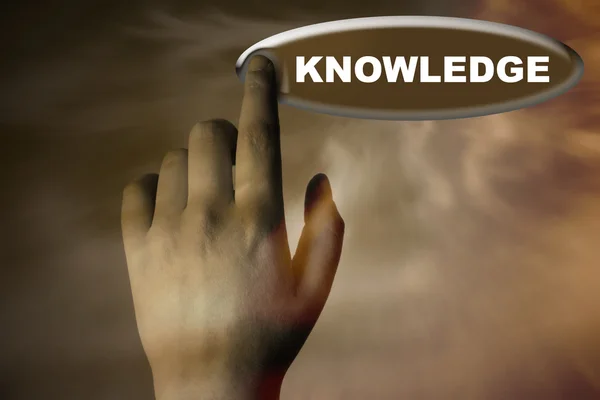 Χέρι και το κουμπί με την λέξη της γνώσης — Φωτογραφία Αρχείου
