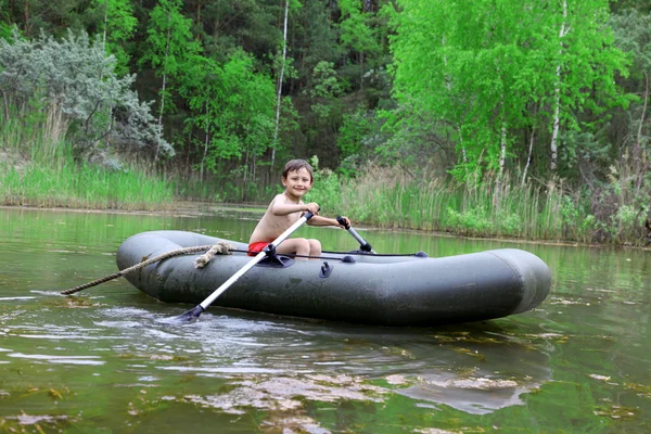 Junge im Boot im Wald — Stockfoto