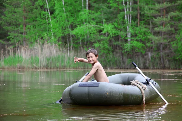 Chłopiec w łodzi — Zdjęcie stockowe