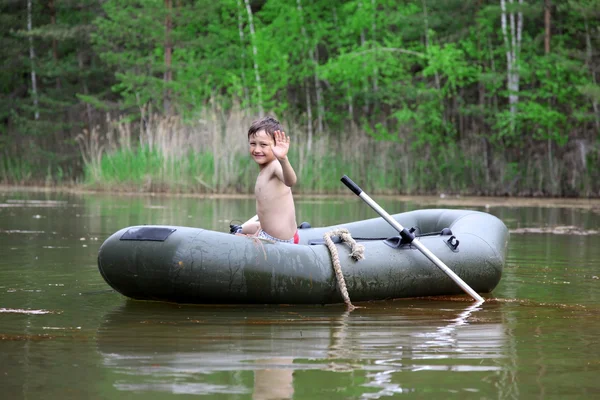 Junge im Boot — Stockfoto