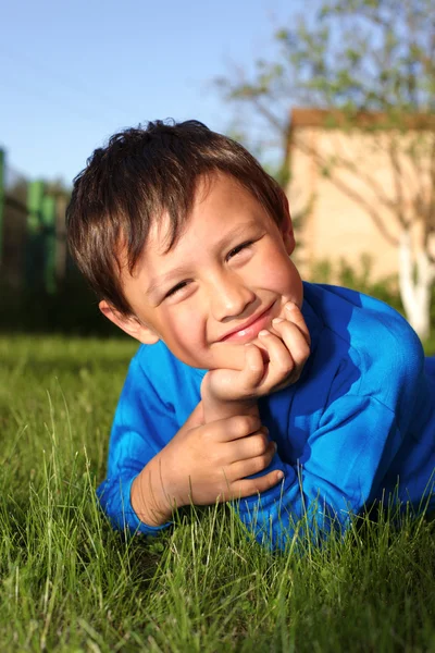Μικρό αγόρι στο πράσινο γρασίδι — Φωτογραφία Αρχείου