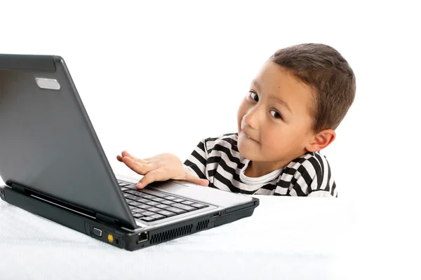 Jongen met laptop geïsoleerd op wit — Stockfoto