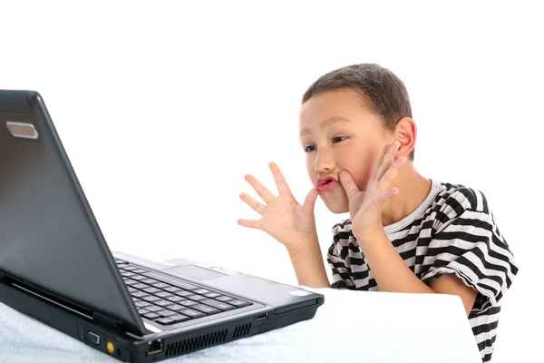 Сюрприз - мальчик с ноутбуком — стоковое фото