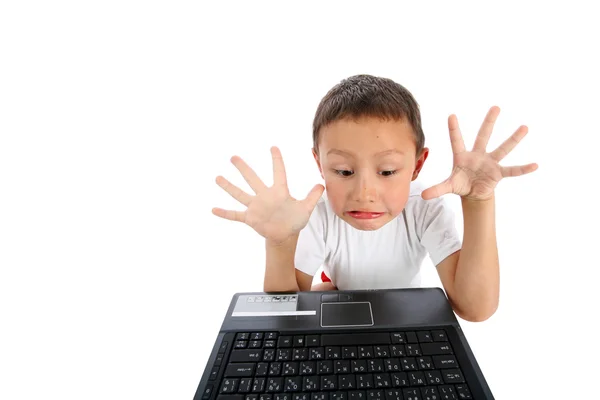 Jongen met laptop geïsoleerd op wit — Stockfoto