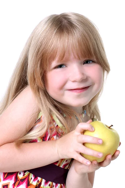 Petite fille avec pomme jaune — Photo