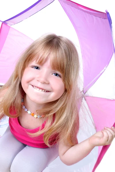 在伞下的小女孩 — 图库照片