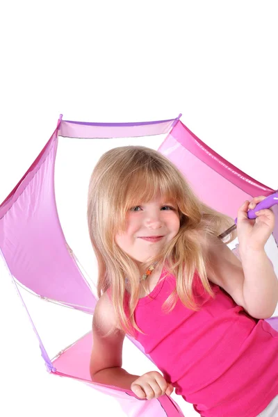 Liten flicka under paraply — Stockfoto