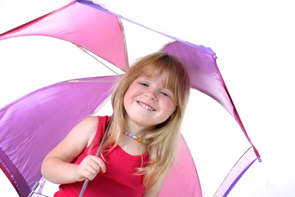 Malá dívka pod deštníkem — Stock fotografie