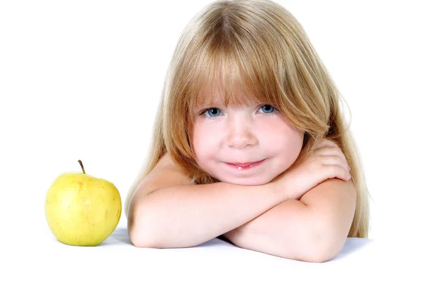 Menina com maçã amarela — Fotografia de Stock