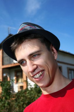 Genç mutlu yanında yeni ev dostum.