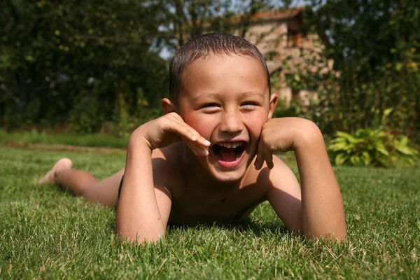 Malý chlapec v zelené trávě — Stock fotografie