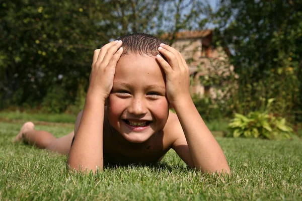 Boy v zelené trávě — Stock fotografie