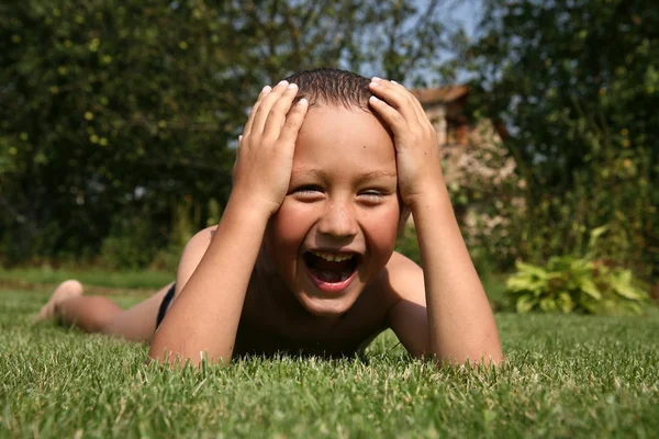 Boy v zelené trávě — Stock fotografie