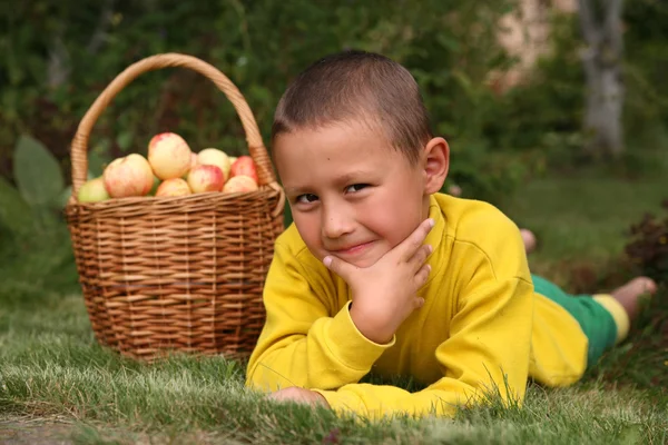 Fiú almával — Stock Fotó