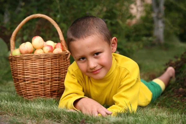 Liten pojke med äpplen — Stockfoto