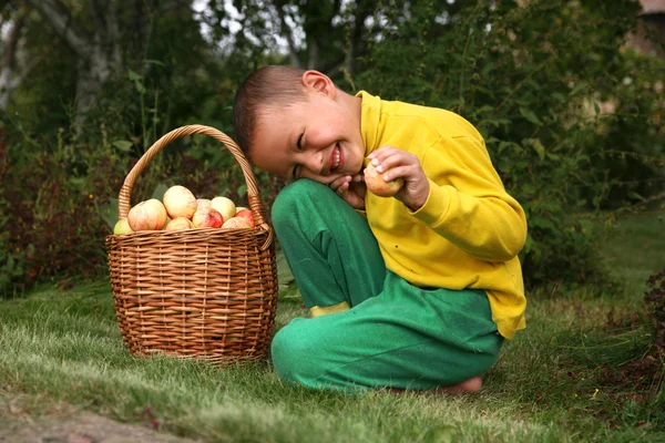Garçon aux pommes — Photo