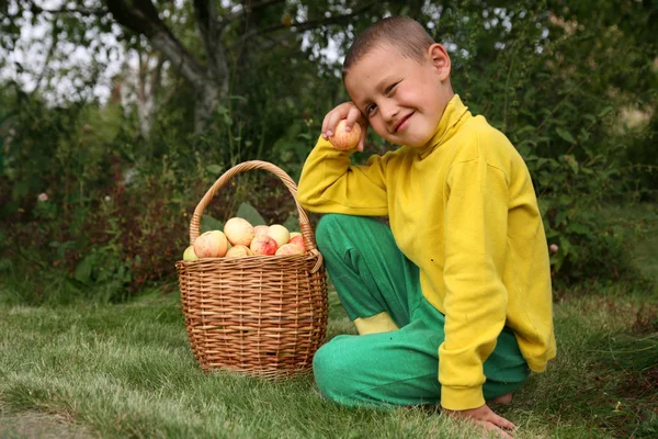 苹果的男孩 — 图库照片