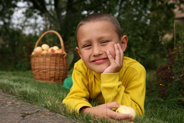 Chłopiec z jabłkami — Zdjęcie stockowe