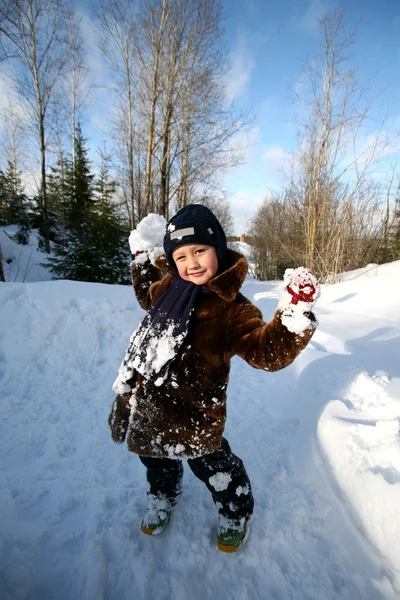 Chlapec zimní přírodě — Stock fotografie