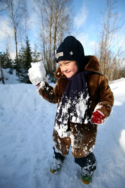 Jongen met sneeuw buitenshuis — Stockfoto