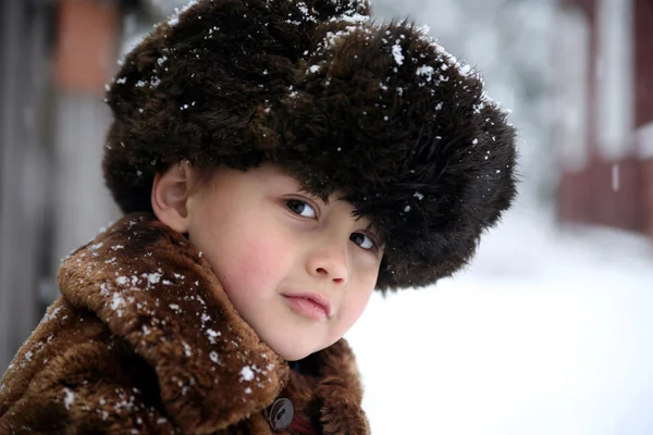 Αγόρι υπό συνθήκες χιονόπτωσης — Φωτογραφία Αρχείου