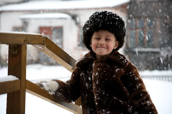 降雪下で少年 — ストック写真