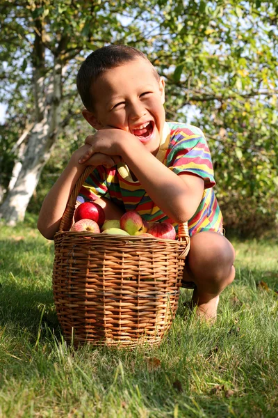 Αγόρι που θέτουν σε εξωτερικούς χώρους με μήλα — Φωτογραφία Αρχείου