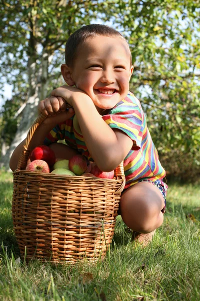 Fiú almával — Stock Fotó