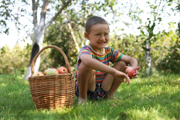 Αγόρι με μήλα — Φωτογραφία Αρχείου