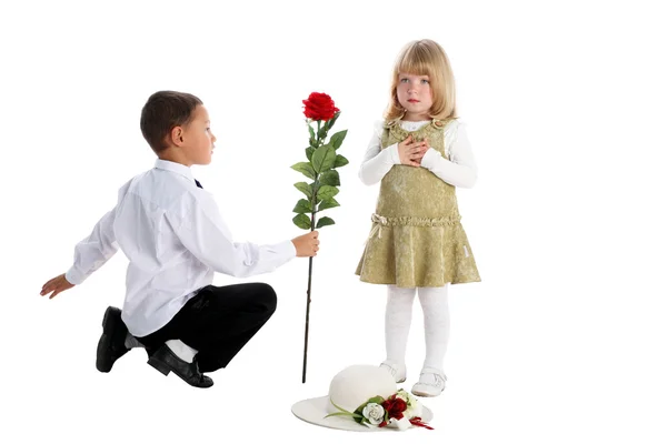 Kleine jongen met rose en meisje — Stockfoto