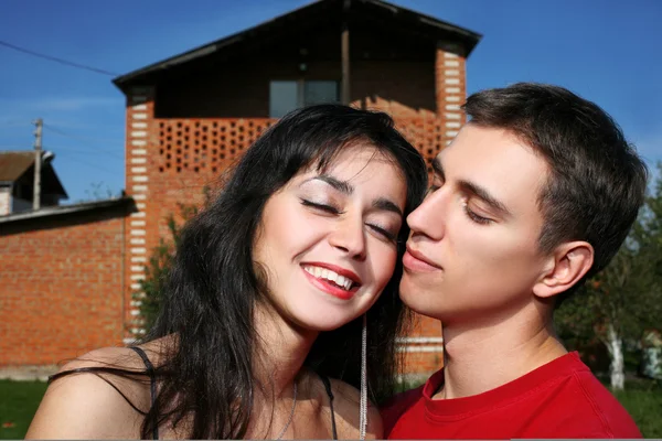 Paret bredvid deras nya hus — Stockfoto