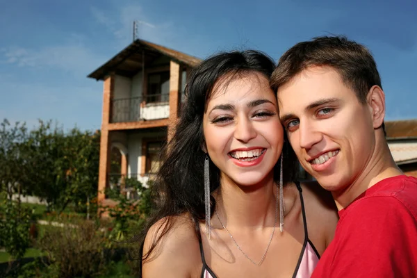 Casal ao lado de sua nova casa — Fotografia de Stock