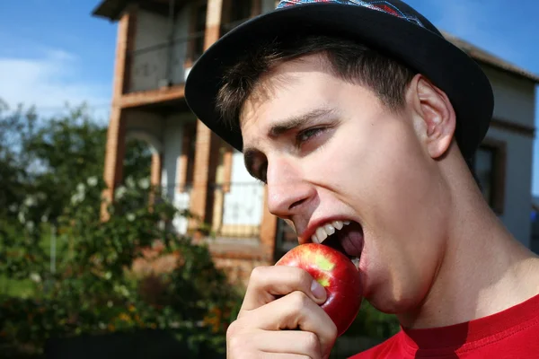 ชายที่มีแอปเปิ้ลข้างบ้านใหม่ของเขา — ภาพถ่ายสต็อก