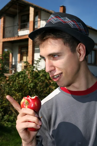 Onun yanında elma ile yeni ev dostum. — Stok fotoğraf