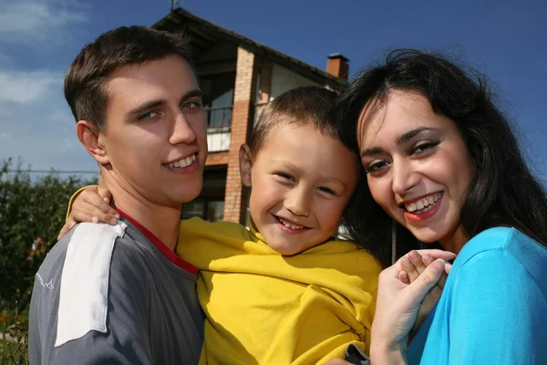 Family beside their new house — Stock Photo, Image