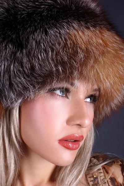 Όμορφη νεαρή γυναίκα με καπέλο γούνα χειμώνα — Φωτογραφία Αρχείου