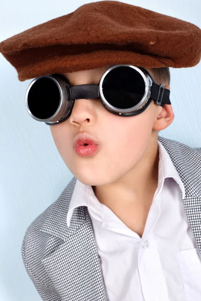 Хлопчик з вінтажним капелюхом і окулярами — стокове фото