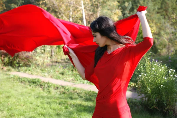 Mädchen im roten Kleid im Freien — Stockfoto