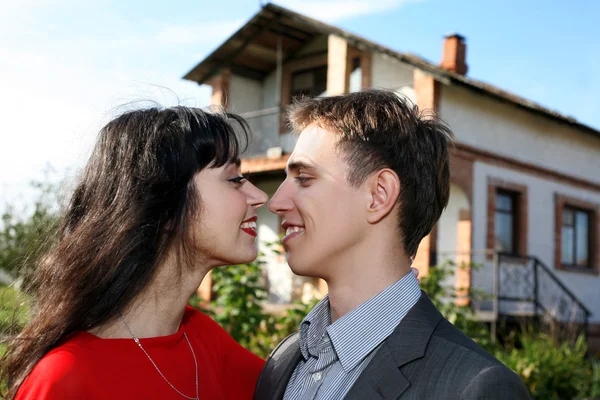 Couple beside their new house — Stock Photo, Image